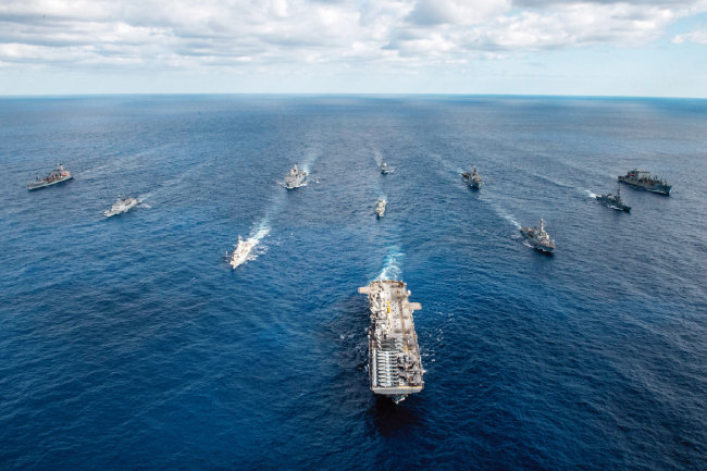 2021년 한국, 미국, 일본, 호주 해군 함정들이 호주 인근 해상에서 연합훈련을 하고 있다. [사진 제공 · 미 해군]