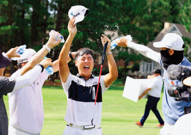 미국 노스캐롤라이나주 파인허스트 리조트에서 열린 제1회 장애인 US오픈 골프대회에서 우승한 이승민(가운데)이 축하를 받으며 기뻐하고 있다. [사진 제공 · USGA]
