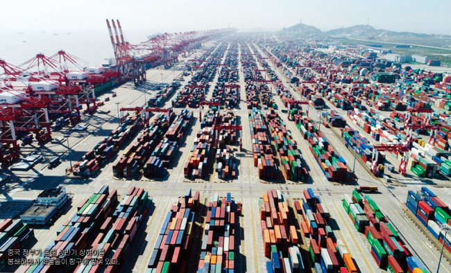 중국 정부가 올해 상반기 상하이를 봉쇄하면서 화물들이 항구에 쌓여 있다. [SIPG]