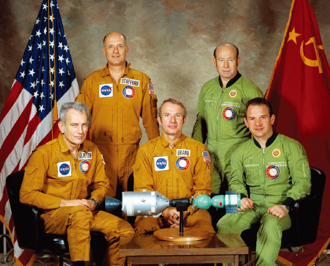 아폴로-소유스 테스트 프로젝트에 참가한 미국과 옛 소련의 승무원들. [NASA 홈페이지]