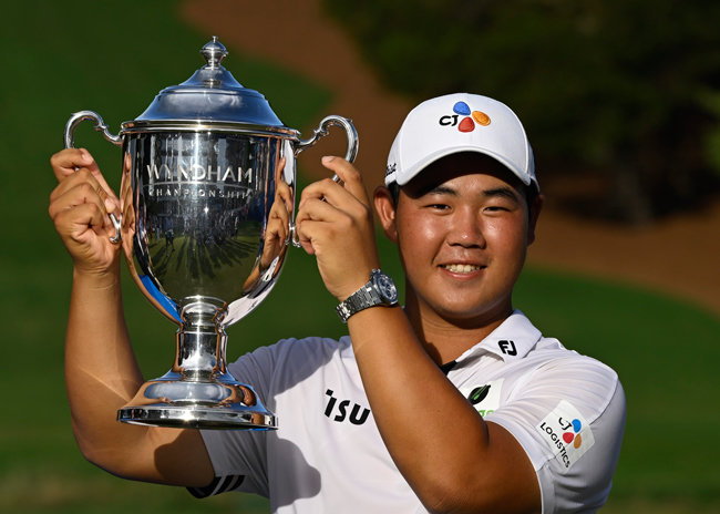 김주형 선수가 PGA투어 원덤 챔피언십에서 우승을 확정지은 후 트로피를 들어 올리고 있다. [뉴시스]