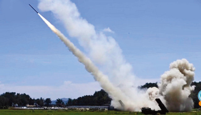 중국군이 8월 초 대만 인근 해역으로 탄도미사일을 발사하고 있다. [China.mil]