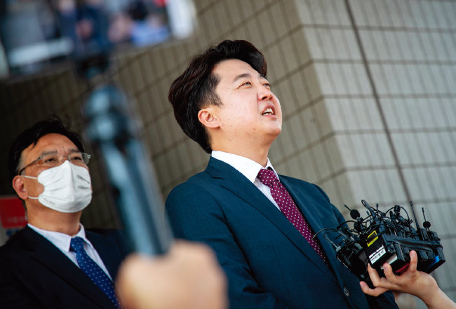 국민의힘 이준석 전 대표(오른쪽)가 8월 17일 서울남부지법에서 당 비상대책위원회 효력정지 가처분신청 사건의 심문을 마친 후 법원을 빠져나와 기자들의 질문을 받고 있다. [동아DB]