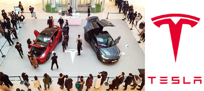2021년 1월 13일 서울 송파구 롯데월드몰에서 테슬라 전기 스포츠유틸리티차량(SUV) ‘모델Y’(왼쪽)가 공개됐다. [사진 제공 · 테슬라]