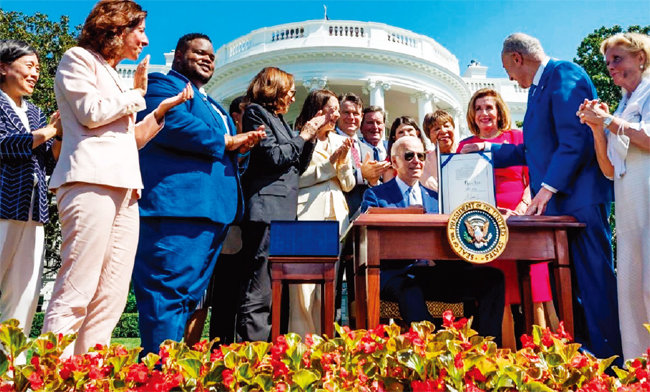조 바이든 미국 대통령(앞줄 오른쪽에서 세 번째)이 8월 9일(현지 시간) ‘반도체 칩과 과학 법’에 서명한 후 기념 촬영을 하고 있다. [백악관]