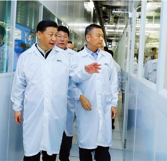 시진핑 중국 국가주석(왼쪽)이 중국 우한에 위치한 YMTC 반도체 공장을 둘러보고 있다. [CGTN]