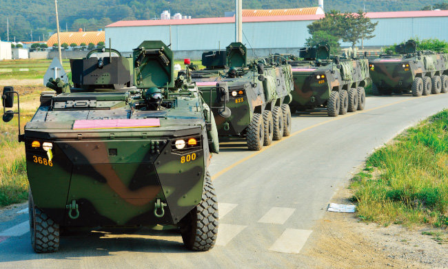 한국 해병대가 운용하는 현대로템 K808 장갑차. [뉴스1]