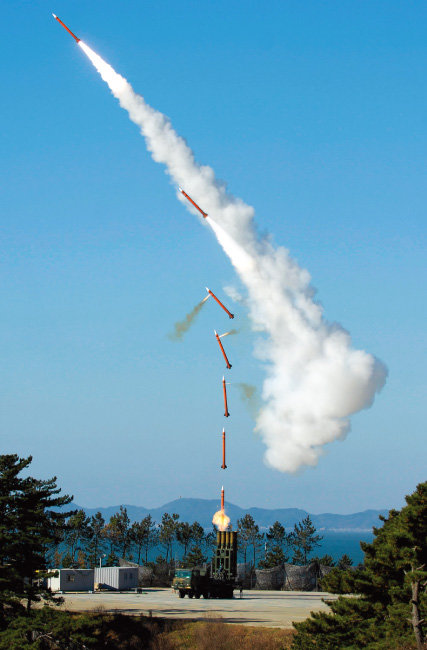 국방과학연구소가 개발한 천궁 지대공미사일 발사 모습. [사진 제공 · 방위사업청]