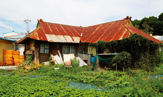 장기간 방치된 지방의 빈집 모습. 빈집은 지역 주민의 위생과 건강, 안전을 저해할 우려가 있다.[GettyImages]