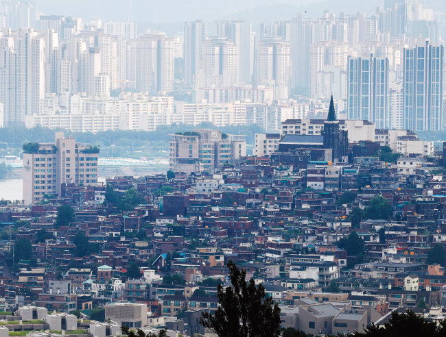 서울 용산구 한남뉴타운 재개발 구역과 한강 건너편 서초구 아파트 단지 전경. [동아DB]