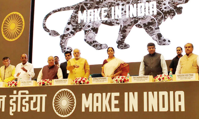 나렌드라 모디 인도 총리(앞줄 왼쪽에서 네 번째)가 제조업 강화 정책인 ‘메이크 인 인디아’에 대해 설명하고 있다. [인도 총리실]