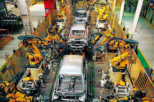 인도 최대 자동차 회사 타타 모터스의 공장에서 자동차가 자동으로 조립되고 있다. [타타 모터스]