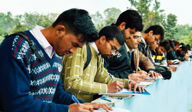 인도 청년들이 구직을 위해 이력서를 쓰고 있다. [PTI]