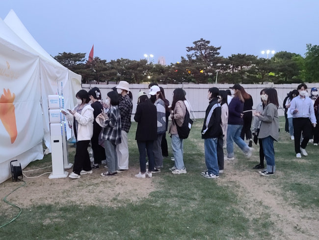 서울 송파구 올림픽공원에서 열린 시민 페스티벌에 설치된 ‘충전돼지’를 고객들이 줄을 서서 사용하고 있다. {㈜백퍼센트]