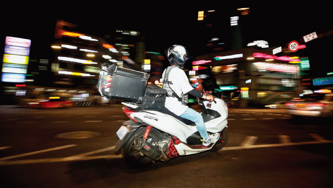 서울 시내 도로에서 배달기사가 오토바이로 음식을 배달하고 있다. [동아DB]