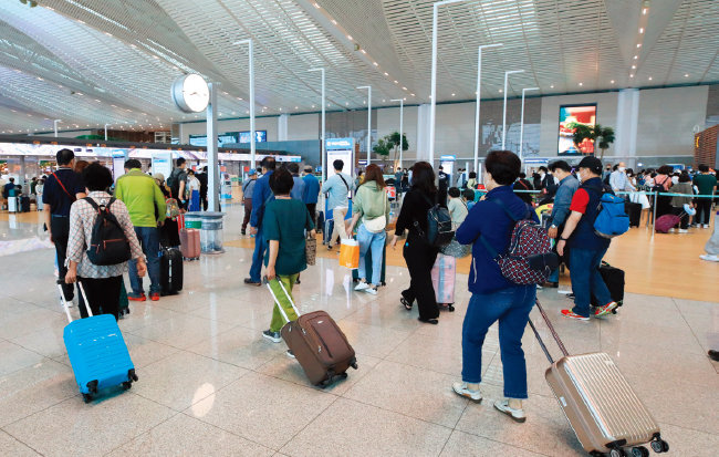 입국 전 코로나19 검사 의무화 폐지 이후 해외여행 수요가 증가한 가운데 9월 14일 인천국제공항 제2여객터미널이 출국하려는 여행객들로 북적이고 있다. [동아DB]