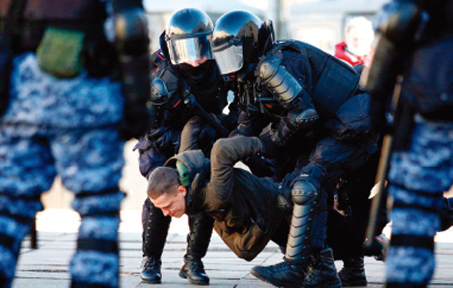러시아 경찰들이 상트페테르부르크에서 동원령 반대 시위자를 연행하고 있다. [TASS]