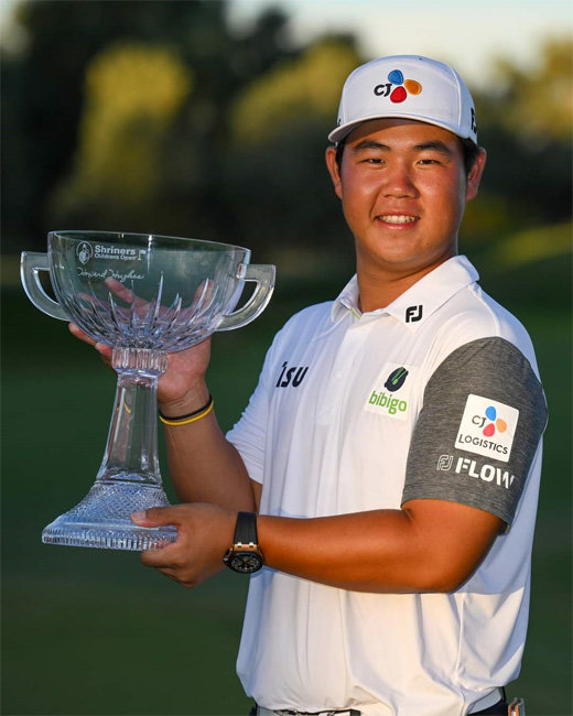 김주형이 10월 10일 미국 네바다주 라스베이거스 TPC서멀린에서 열린 PGA 투어 슈라이너스 칠드런스 오픈에서 우승한 후 트로피를 들고 포즈를 취하고 있다.[사진 제공‧PGA 투어]