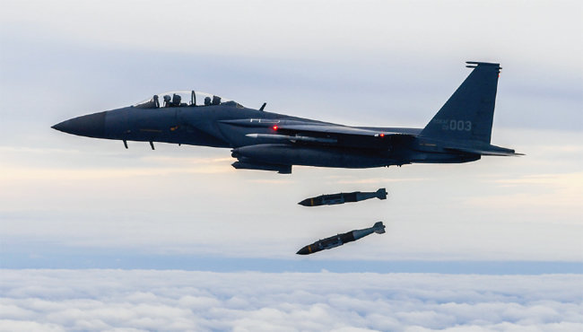 미국 GPS 유도폭탄 ‘JDAM’을 투하하는 전투기. [뉴시스]