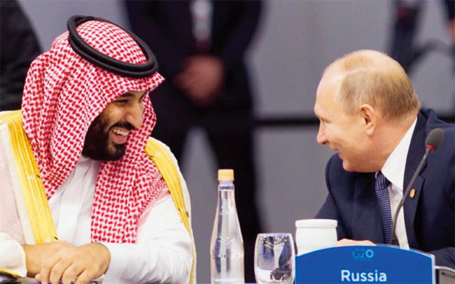 무함마드 빈 살만 사우디아라비아 왕세자(왼쪽)와 블라디미르 푸틴 러시아 대통령이 2019년 G20 정상회의에서 웃으며 대화하고 있다. [SPA]