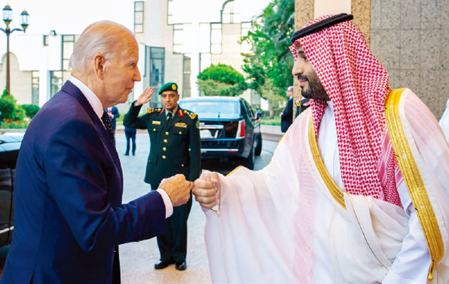 조 바이든 미국 대통령(왼쪽)이 7월 15일 무함마드 빈 살만 사우디 왕세자와 만나 주먹인사를 하고 있다. [SPA]
