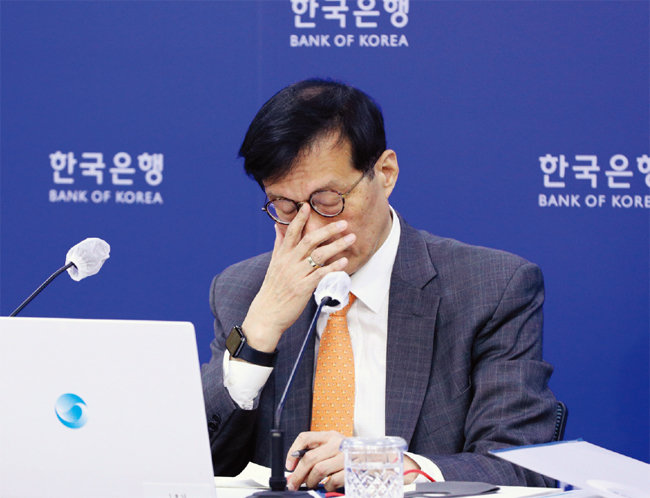10월 12일 서울 중구 한국은행에서 열린 기자간담회에 참석한 이창용 한국은행 총재가 금리인상에 대해 설명하고 있다. [뉴스1]