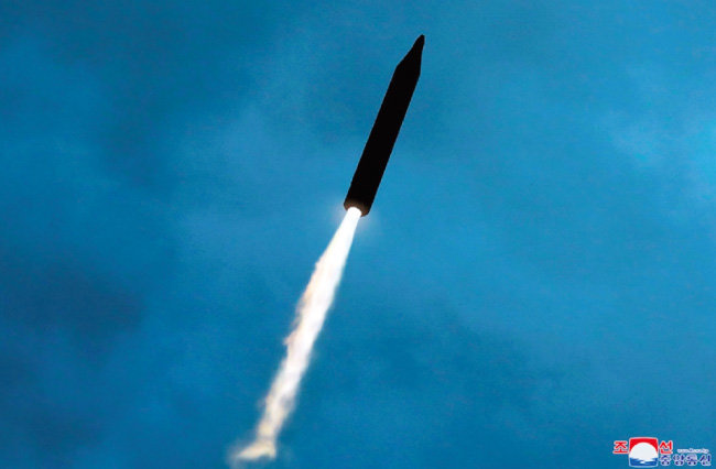 북한의 화성-12형 중거리탄도미사일(IRBM)이 발사 후 비행하는 모습. [조선중앙통신]
