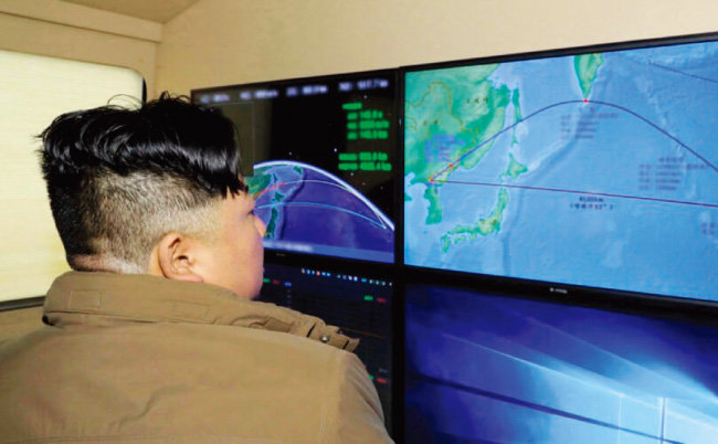 김정은 북한 국무위원장이 화성-12형 IRBM이 태평양에 낙하하는 과정을 지켜보고 있다. [조선중앙통신]