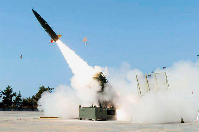 국산 전술지대지 유도무기(KTSSM) 발사 모습. [사진 제공·국방과학연구소]