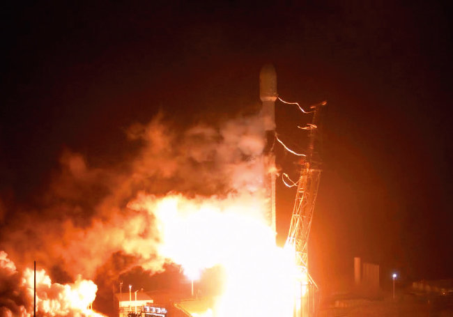 다트 우주선을 실은 스페이스X의 팰컨9이 발사되고 있다. [사진 제공 · NASA]