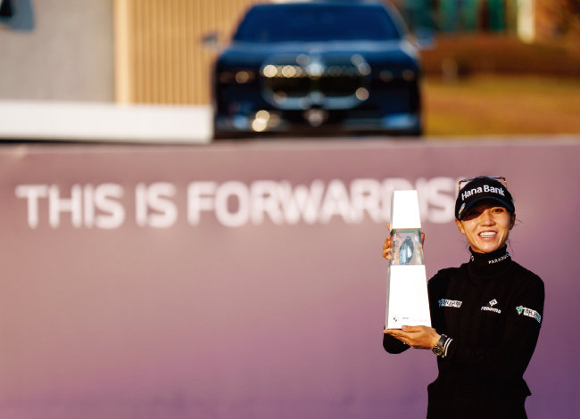 리디아 고가 10월 23일 끝난 LPGA투어 BMW 레이디스 챔피언십에서 우승한 후 트로피를 들어 올리고 있다. [사진 제공 · BMW코리아]