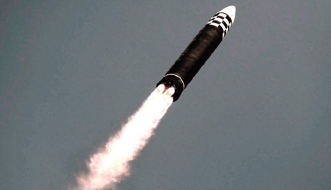 북한이 3월 시험발사한 대륙간탄도미사일(ICBM) 화성-17형. [뉴시스]
