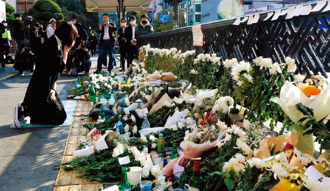 10월 31일 사고 발생 지역인 서울지하철 6호선 이태원역에 수많은 조문객이 방문해 헌화했다. 추모 물결은 사고 발생 일주일이 다 되도록 이어지고 있다.