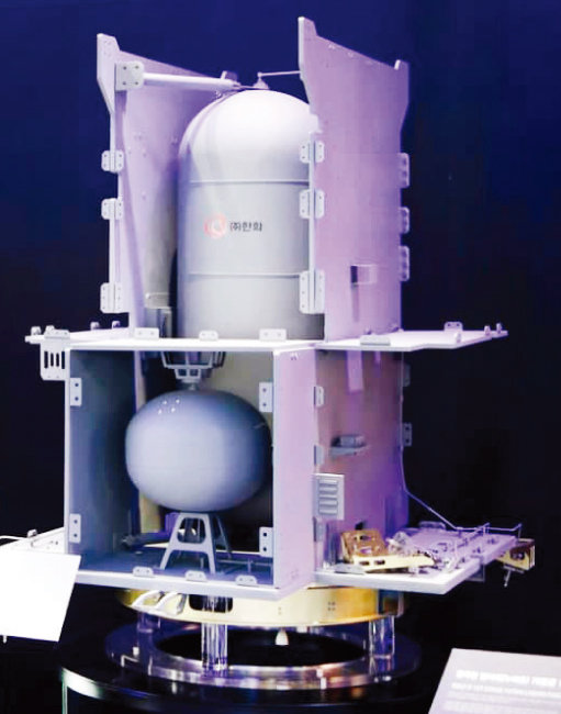 ㈜한화가 제작한 달탐사선 ‘다누리호’ 인공위성 추진 시스템. [사진 제공 · ·㈜한화]