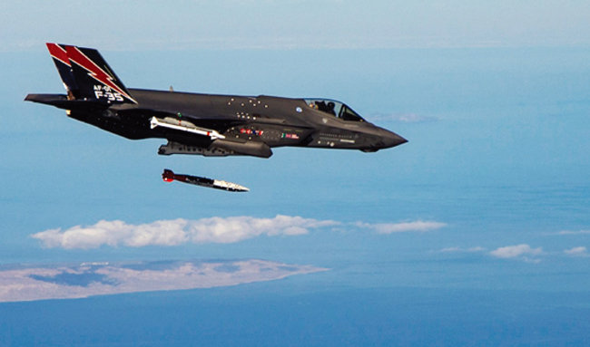 미 공군 F-35A 스텔스 전투기가 B61-12 개량형 전술핵폭탄을 시험투하하고 있다. [USAF]