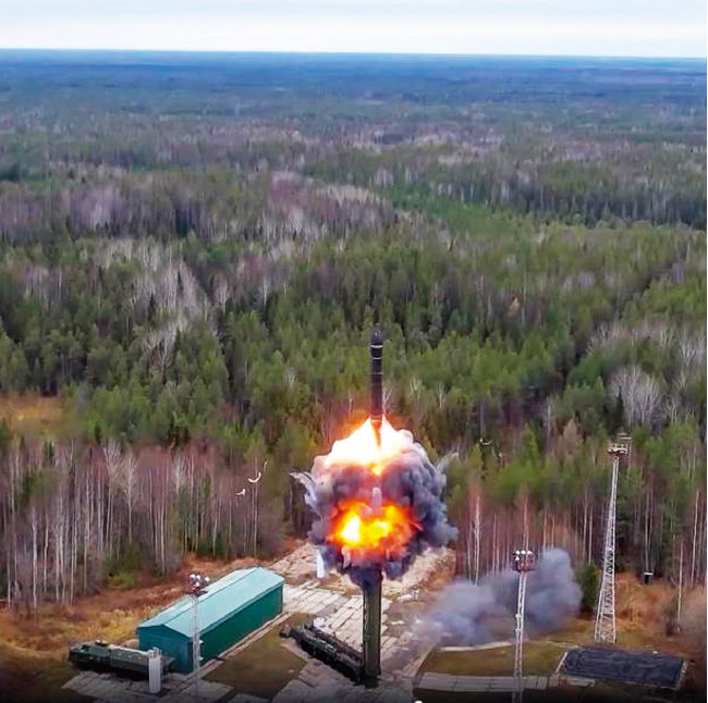 러시아군이 10월 26일 야르스 대륙간탄도미사일(ICBM)을 시험발사하고 있다. [러시아 국방부]