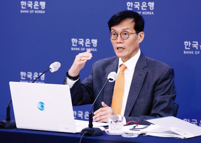 10월 12일 이창용 한국은행 총재가 서울 중구 한국은행에서 열린 기자간담회에서 기준금리 0.5%p 인상에 대해 설명하고 있다. [뉴스1]