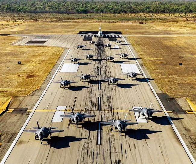 호주와 미국 공군 전투기들이 8월 틴달 공군기지에서 지상활주 훈련인 ‘엘리펀트 워크’를 실시하고 있다. [호주 국방부]
