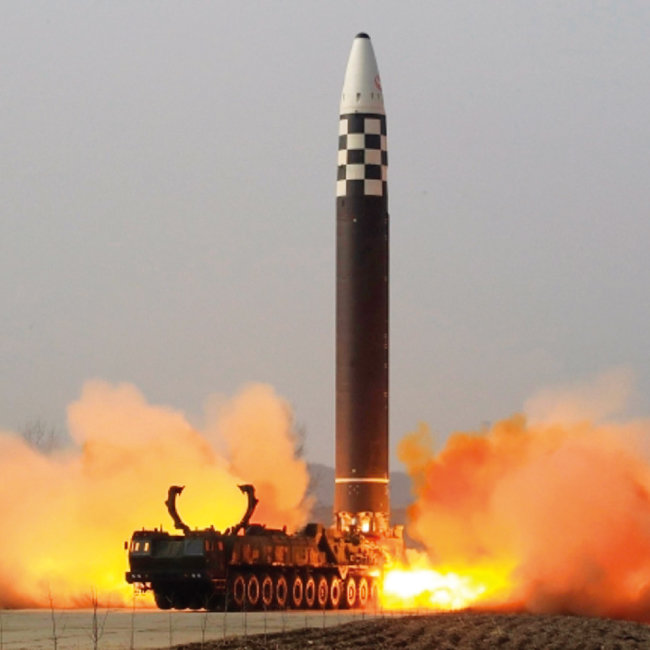 북한이 3월 24일 시험발사에 성공했다며 공개한 대륙간탄도미사일 화성-17형. [조선중앙통신]