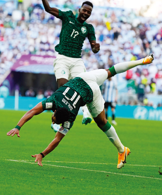 아르헨티나와 경기에서 역전골을 성공한 사우디아라비아 살렘 알다우사리(아래)가 텀블링을 하며 기뻐하고 있다. [뉴시스]