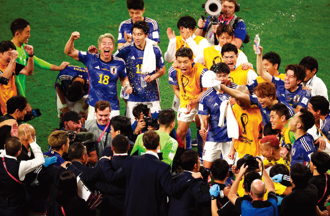 2022 카타르월드컵 조별리그 E조 1차전 독일과 경기에서 일본 역전승한 뒤 선수들이 기쁨을 나누고 있다. [GETTYIMAGES]