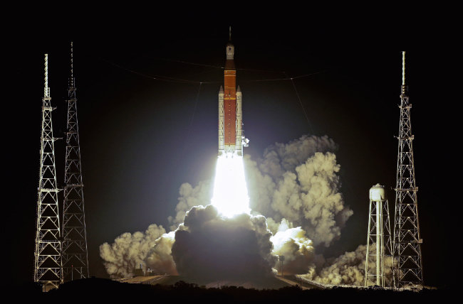 11월 16일 미국항공우주국 (NASA) 다목적 우주선 오리온을 실은
아르테미스 1호가 4차례 연기 끝에 발사에 성공했다. [뉴시스]