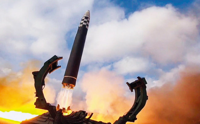 북한이 11월 18일 화성-17형 대륙간탄도미사일(ICBM) 발사에 성공했다며 공개한 사진. [뉴시스]