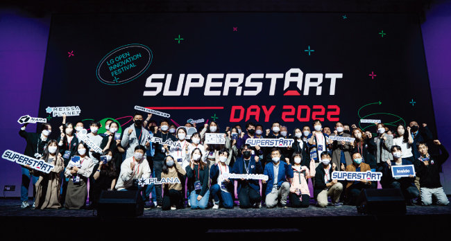 10월 개최된 ‘슈퍼스타트 데이 2022’ 행사에서 참가자들이 기념사진을 촬영하고 있다. [사진 제공 · LG]