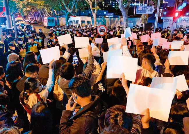 중국 상하이 주민들이 제로 코로나 정책에 따른 봉쇄 조치를 반대하는 ‘백지 시위’를 벌이고 있다. [KYODO]