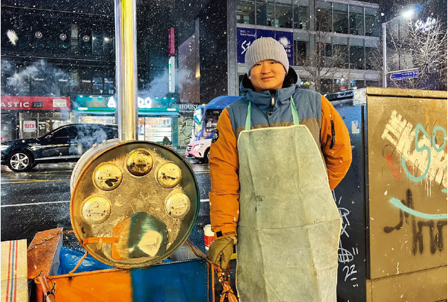 사업가 송강현 씨는 12월 1일부터 서울지하철 6호선 이태원역 인근에서 행인들에게 군고구마를 나눠주고 있다. [이슬아 기자]