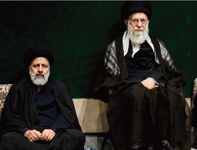 이란 최고지도자 알리 호세인 하메네이(오른쪽)와 세예드 에브라힘 라이시 대통령이 나란히 앉아 있다. [IRNA]