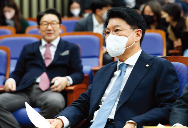 국민의힘 장제원 의원(오른쪽)과 권성동 전 원내대표가 이 12월 8일 서울 여의도 국회에서 열린 국회 상임위원장 후보자 선출 의원총회에 참석했다. [뉴스1]