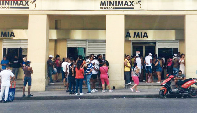쿠바 국민들이 수도 아바나 한 상점 앞에서 식품을 사기 위해 줄을 서고 있다. [DW]