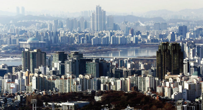 역대급 금리인상으로 부동산시장에 대한 기대가 ‘공포 심리’로 바뀌고 있다. 사진은 서울 남산에서 바라본 아파트 경전. [뉴스1]